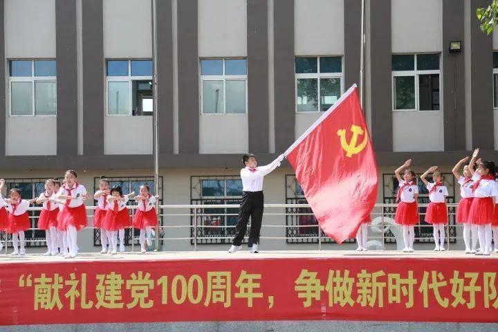 志愿服务花样多 一穿一绕献真情